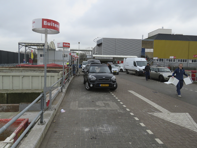 907556 Afbeelding van een rij auto's op het afvalscheidingsstation Tractieweg te Utrecht.